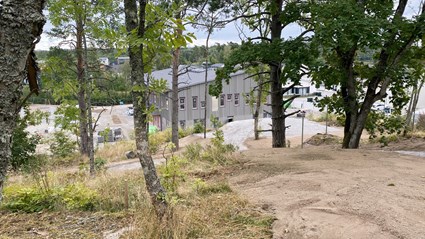 Barnen har tillgång till många spännande uteområden på den väl tilltagna gården.