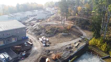 Gården är stor och kuperad. Här lockas barnen till lek.