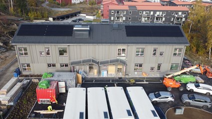 Taket har försetts med solpaneler.