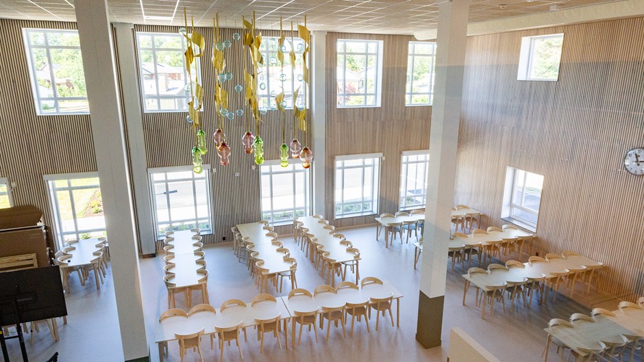 Ljus och luftig matsal på Västerängsskolan i Nybro.