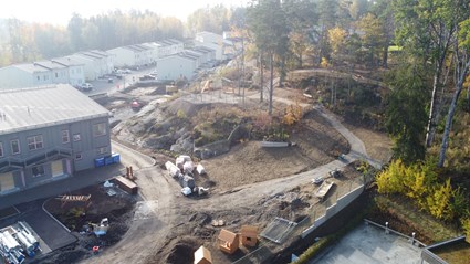 The yard is large and hilly, inspiring children to play.