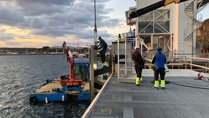 All pålning har skett från provisoriska pålbryggor från land.