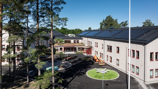 Skolgård med entré till Västerängsskolan i Nybro.