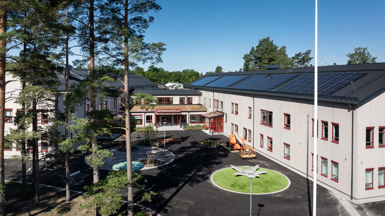 Skolgård med entré till Västerängsskolan i Nybro.