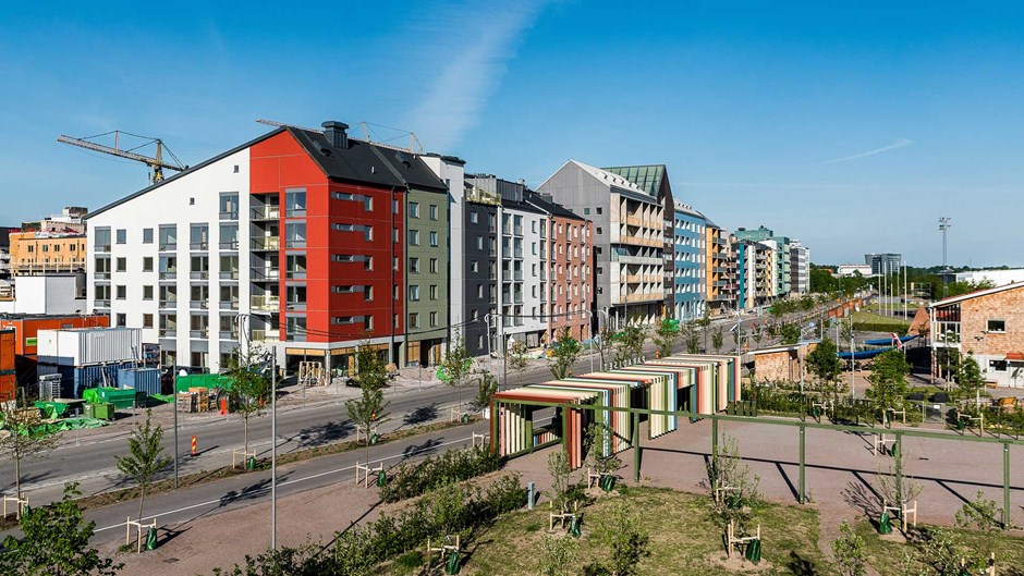 Skanskas hus med 48 lägenheter i Vallastaden, Linköping. I bottenvåningen ligger Hjärta till Hjärtas återbruksbutik. Foto: Ida Gyulai