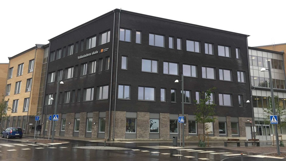 Vallastadens skola i Linköping sedd från gatan mot bostadsområdet