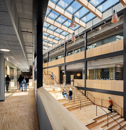 Skanska har genomfört en totalentreprenad som omfattar om- och tillbyggnad av tre hus, upp till sex våningar höga.