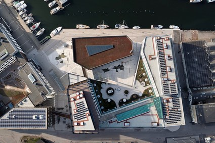 Three new houses are being built with a total area of 43,000 square meters, including the underlying garage.