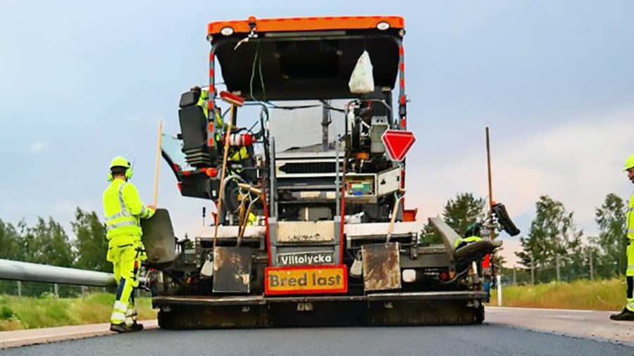 14 000 ton asfalt ska ut på en sträcka av nio kilometer, och läggas i fyra lager.