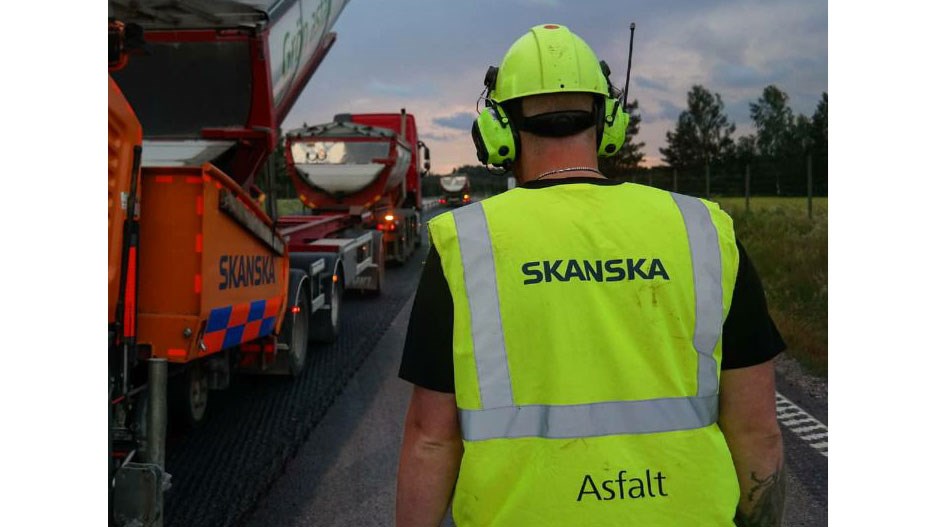 Asfaltarbetarna på Stora Maskin Hälsingland har ett eget Instagram-konto där man kan följa arbetet – @skanska_asfalt.