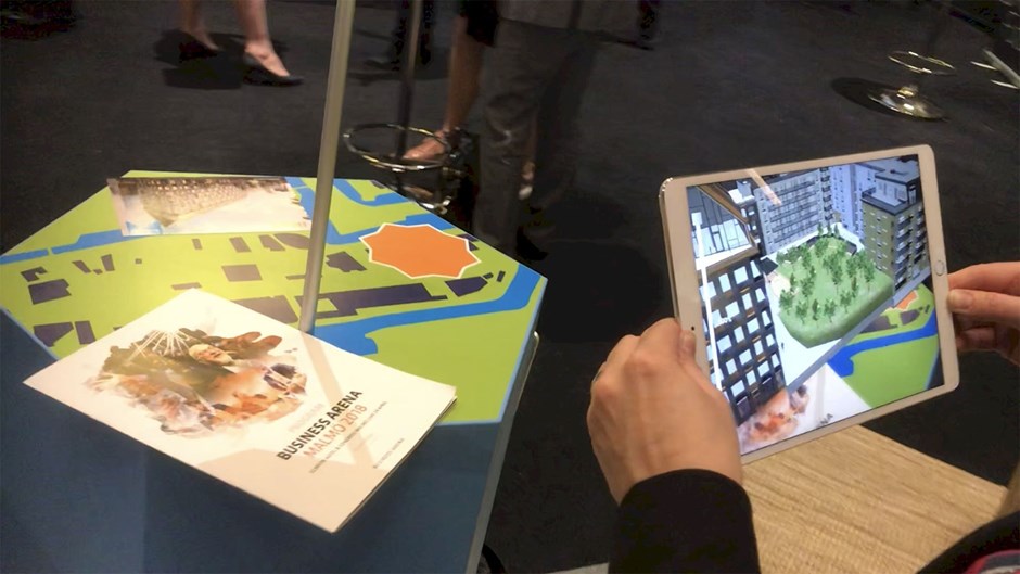 Vi på Skanska använder AR allt mer inom byggprojektering. Med hjälp av ett par AR-glasögon, en iPhone eller en iPad går det att visualisera digitala byggnader i den verkliga miljön innan de byggts.