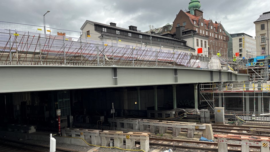 Tunnelbanespåren som går in till Slussen.