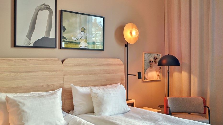 Rummen är ljusa och ombonade. Foto Scandic Interiörsbild hotellrum.