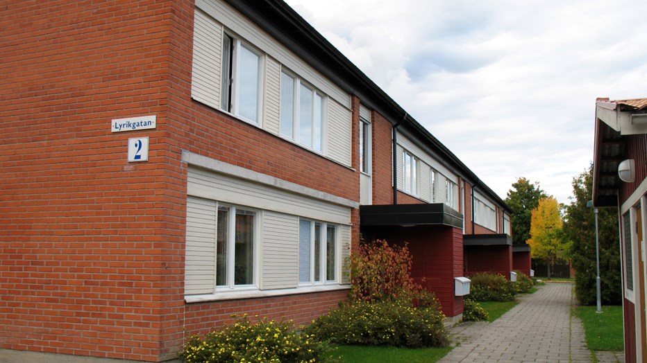 Lägenheterna som renoveras får nya kök och badrum blir nya, ytskikt fräschas upp och balkongerna blir större. Lägenheterna som renoveras får nya kök och badrum blir nya, ytskikt fräschas upp och balkongerna blir större.