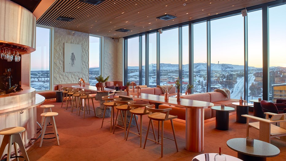Hotellet har en skybar högt upp i fastigheten. Foto Scandic Skybar med många sittplatser och stora fönster med utsikt.