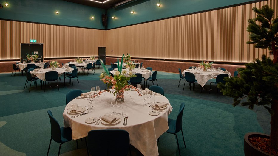 Här kan stora fester ordnas. Foto Scandic Stort rum med festuppdukade bord.