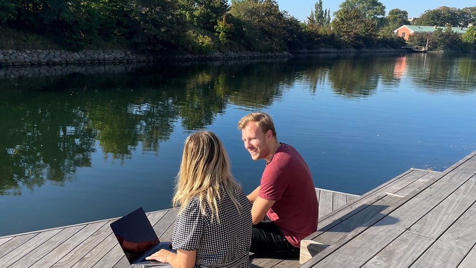 Två personer på brygga