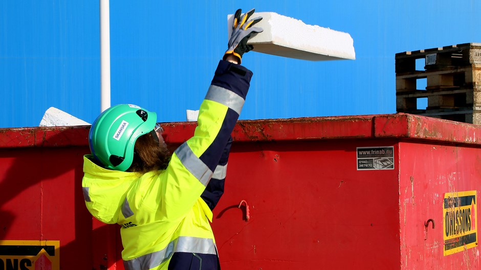 Röda, väl märkta, containers finns spridda över hela arbetsplatsen. Det råder ingen tvekan om hur byggavfallet ska separeras och var olika produkter ska hamna. Allt samlas upp på en särskild plats, varav en del komprimeras, innan det körs iväg för fortsatt bearbetning.