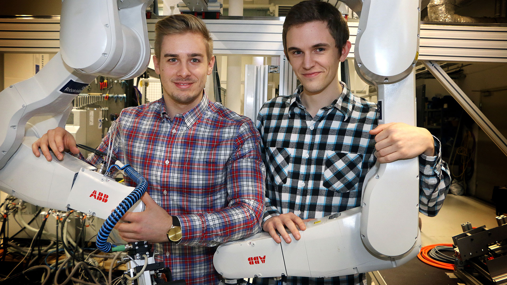 Studenterna Anton Sandegren och Erik Viström har varit med om att ta fram robotanläggning som en del av sitt examensarbete. Robotdalen, Mälardalens högskola, Eskilstuna.