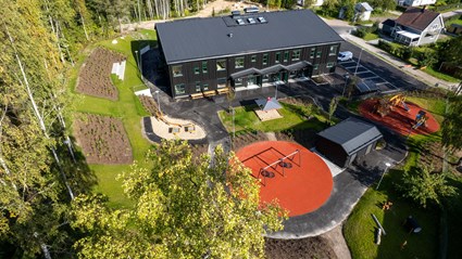 Näsvikens förskola har ett mysigt läge intill skogen.