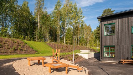 Gården bjuder in till lek och bus. 