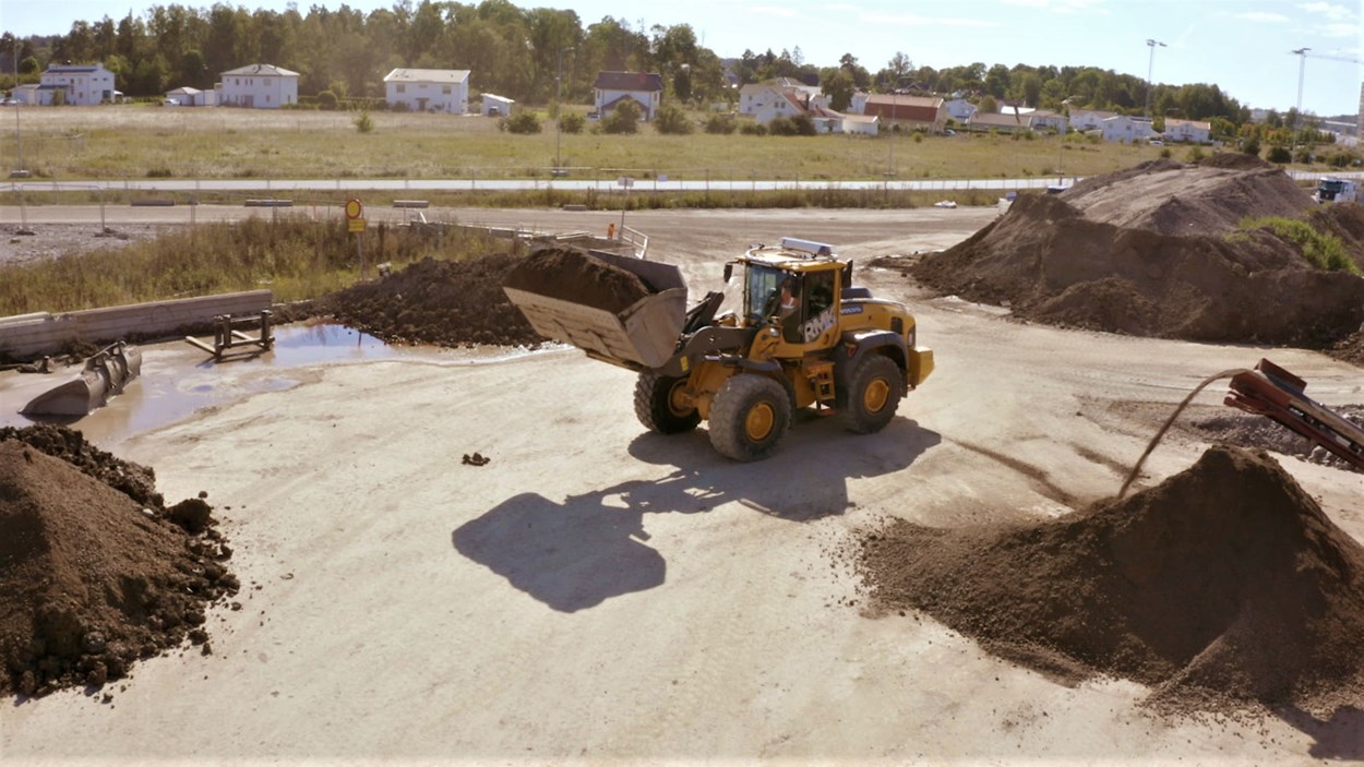 I Skanskas idrottserbjudande används överblivna schaktmassor för att förbättra sportanläggningar runt om i landet. 