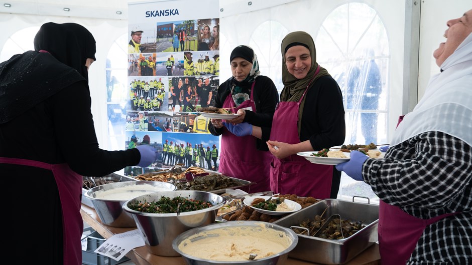 Kvinnor förbereder cateringmat till Yalla Trappans nya lokal.