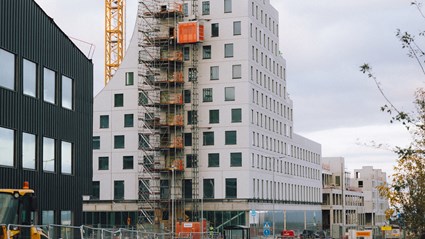 Byggnaden är ritad av arkitektfirman SandellSandberg, och inspirerad av Sveriges högsta berg Kebnekaise