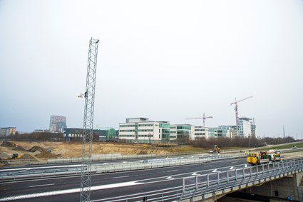 I april 2018 stängdes E22 helt av för trafik. Då rev vi den gamla bron och sköt in den nya på plats.