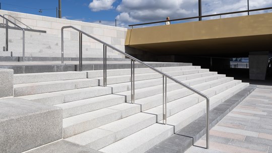 Betongtrappa med armstöd i trä i Slussen i Stockholm.