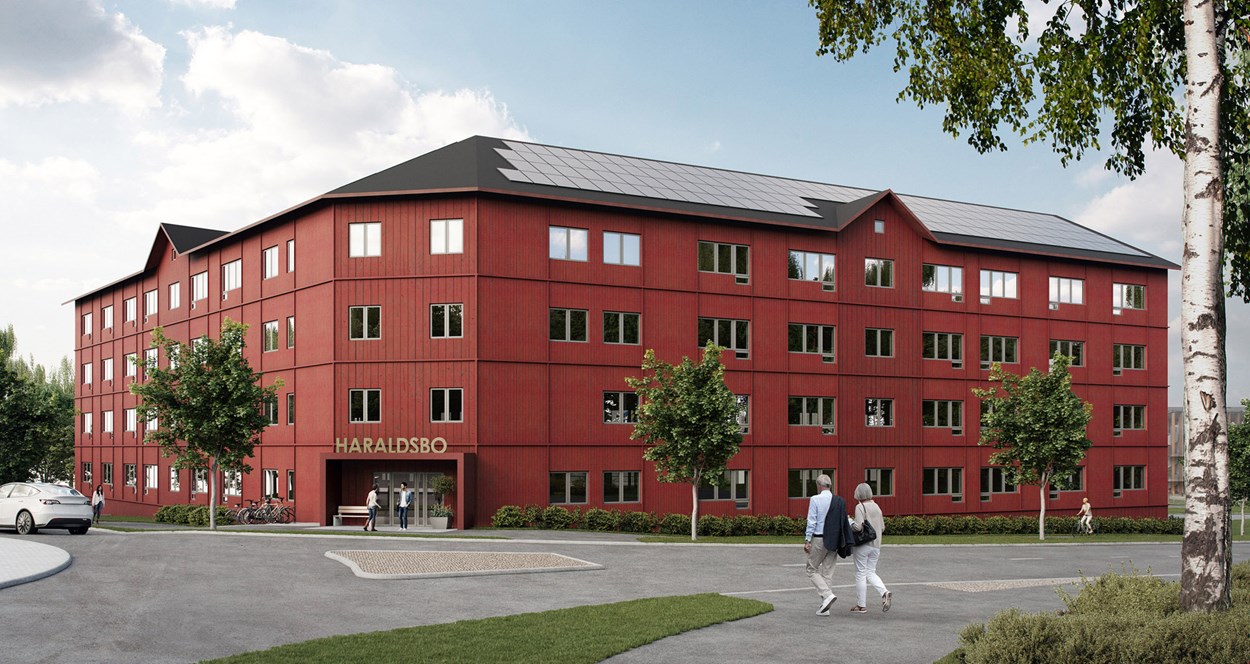 Illustration av ett rött fyravårningshus som ligger på en hörntomt. Framför byggnaden finns träd och grönytor, parkerade bilder samt ett äldre par som går arm i arm.