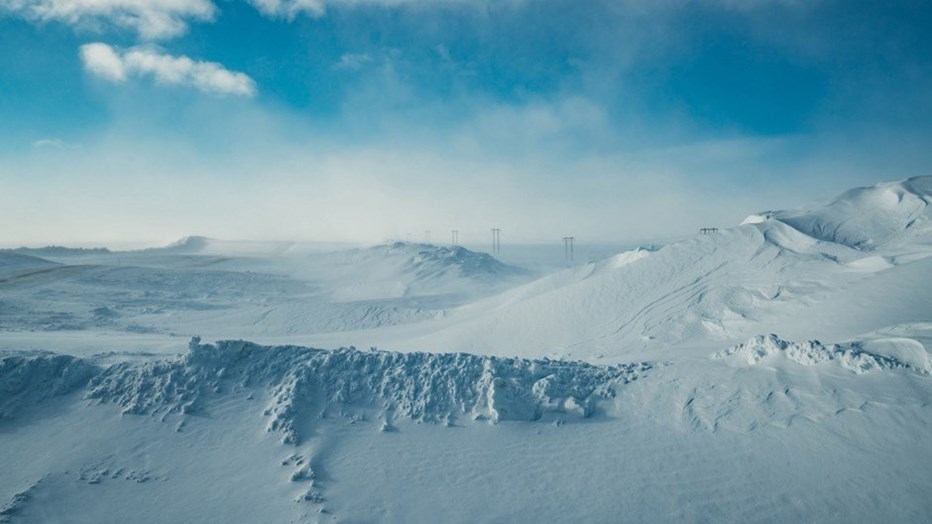 Vintervindar, snö och isigt väglag är vardag för dem som regelbundet färdas längs Flatruetvägen i Jämtland. Vintervindar, snö och isigt väglag är vardag för dem som regelbundet färdas längs Flatruetvägen i Jämtland.