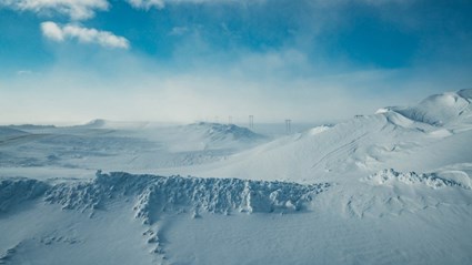 Vintervindar, snö och isigt väglag är vardag för dem som regelbundet färdas längs Flatruetvägen i Jämtland.