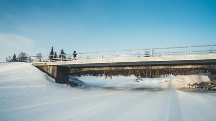 De tre nya broarna leder över raviner, dalgångar och bäckar och gör färden säkrare för både lokalbefolkning och turister på väg till skidorterna.