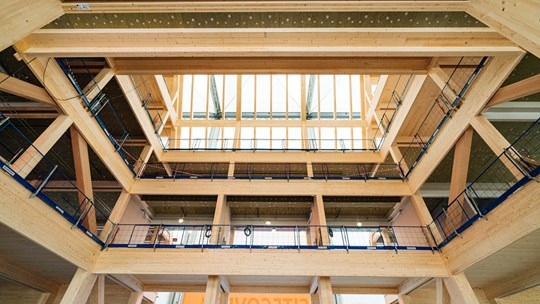 Vacker trästomme i Växjö station och kommunhus.