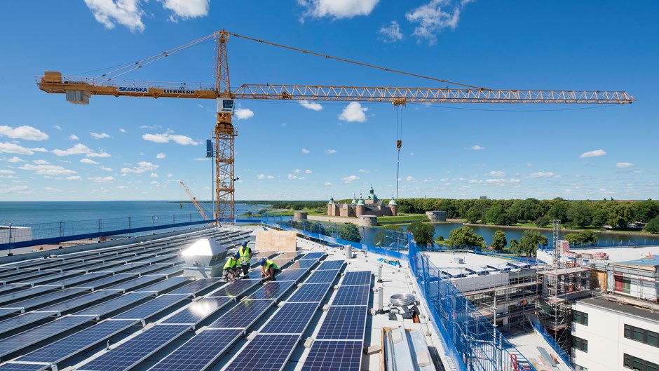 Det nya Linnéuniversitet i Kalmar är byggt med hållbarhet i fokus. Solceller, havsbaserat kylsystem och gröna tak är bara några exempel på faktorer som gett projektet höga miljöbetyg.
