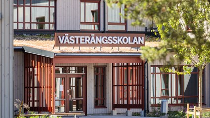 Västerängsskolans huvudentré har välkomnande glaspartier.