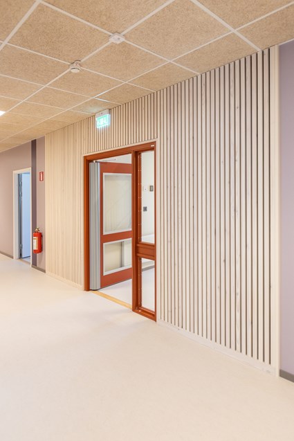 Invändigt präglas Västerängsskolan av naturliga material och ljusa ytor som bidrar till en sund inomhusmiljö.