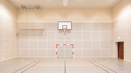 Skolans idrottshall är ljus och inbjudande med gedigna material och god akustik.