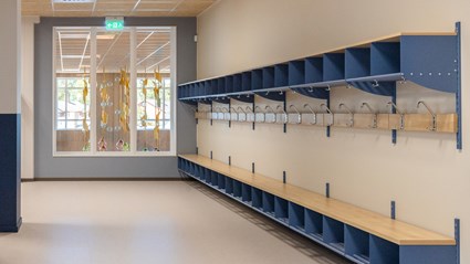 Kapprummen är rymliga och ljusa, med färginslag och konstnärliga detaljer i glas.