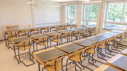 Klassrummen är utformade för fokus och lärande, med naturligt ljus och ljuddämpande material.