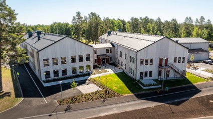 Skolbyggnadernas trästomme och fasad i furu harmonierar med den omgivande tallskogen.