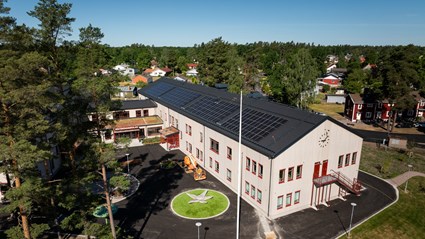 Solceller på taken bidrar till skolans låga klimatavtryck och energieffektiva drift.