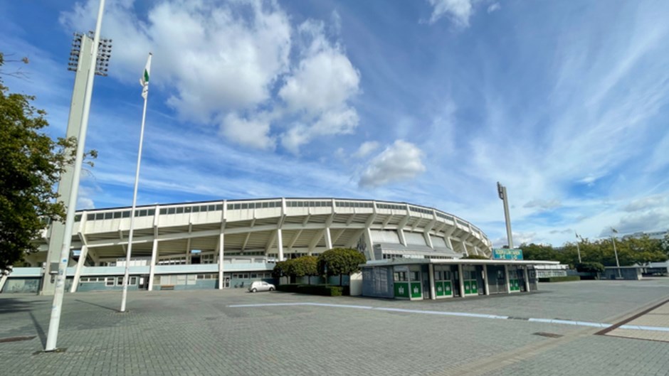 Ingången till Malmö stadion mot en blå himmel.