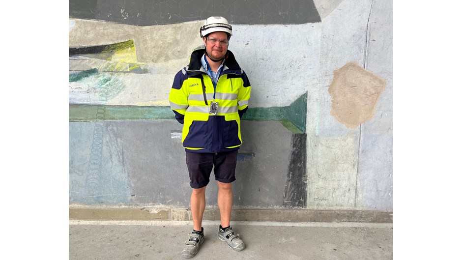 Skanskas produktionschef Jimmie Gullstrand står framför en av muralmålningarna på Malmö stadion.