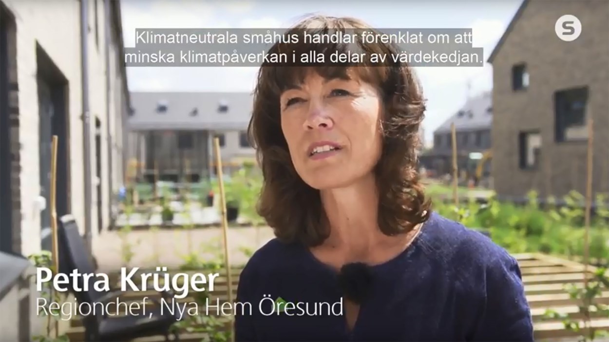 Skanska erbjuder framtidens klimatneutrala boende. Klimatneutralitet definierades som netto noll klimatutsläpp under byggnadens hela livscykel. Petera Krüger, regionchef Skanska Nya Hem