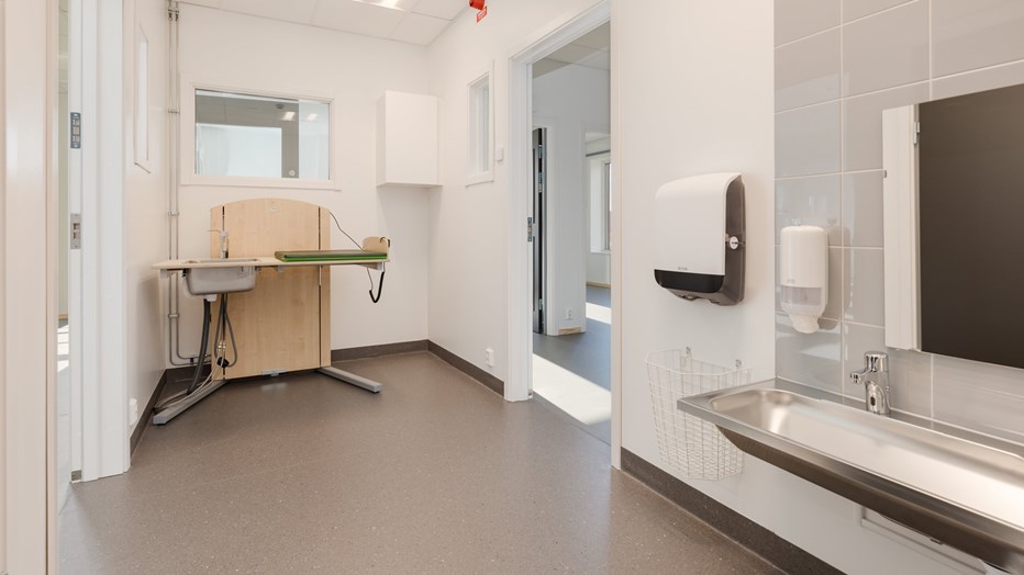 Skötrum och tvättrum är anpassade efter barn och personalens behov. Skötrum och tvättrum är anpassade efter barn och personalens behov.