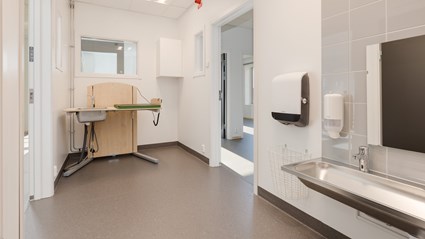 Skötrum och tvättrum är anpassade efter barn och personalens behov.