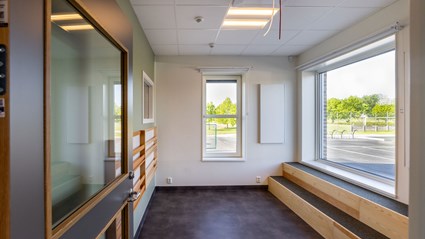 Genom det stor fönstret kan barnen spana ut på gården.