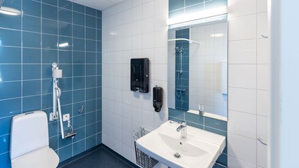 Toaletterna är moderna och praktiskt byggda. 